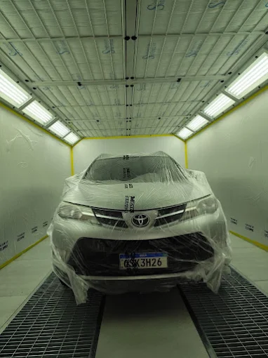 Carro encapsulado dentro da cabine de pintura da Fercar