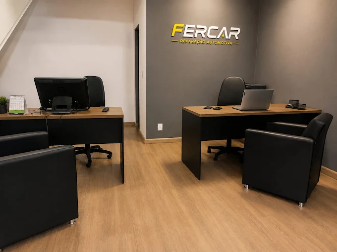 Recepção e escritório da Fercar Reparação Automotiva com logo na parede