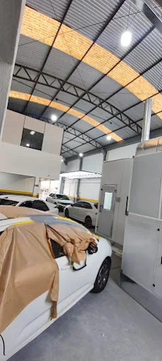 Veículo protegido para pintura dentro da oficina da Fercar