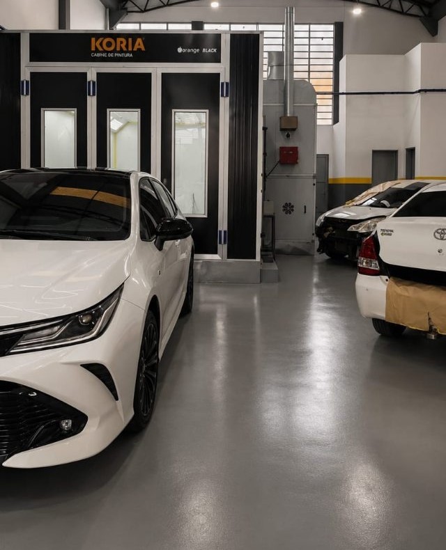 Oficina da Fercar com cabine de pintura Koria e veículos em atendimento