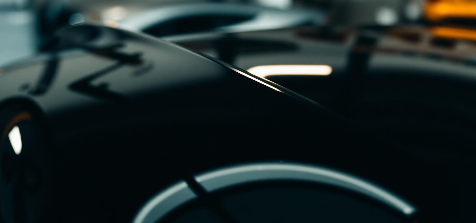 Detalhe do acabamento brilhante de uma pintura automotiva